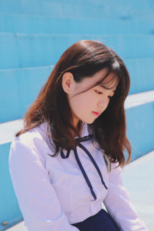 老头边吃奶边弄进去呻吟